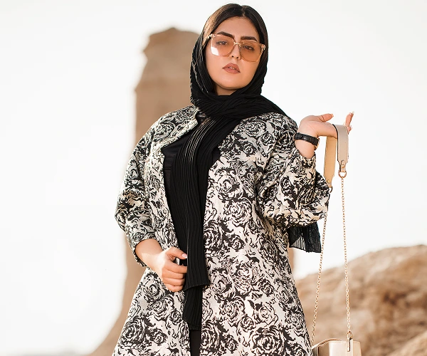 una mujer con gafas y una bufanda sosteniendo un bolso