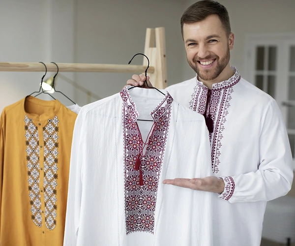 un hombre sosteniendo una camisa blanca