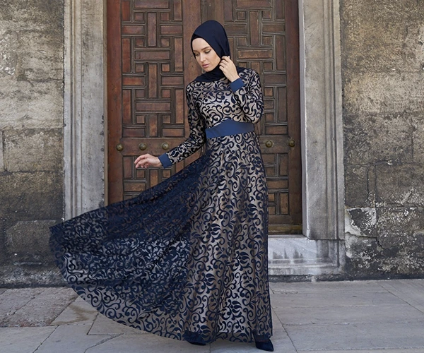 una mujer en un vestido