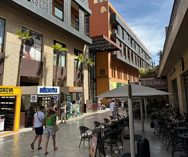 Einkaufsbereich im Freien mit Cafés
